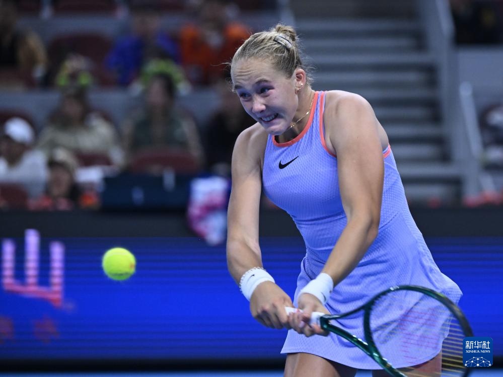 的灯光下 的灯光下